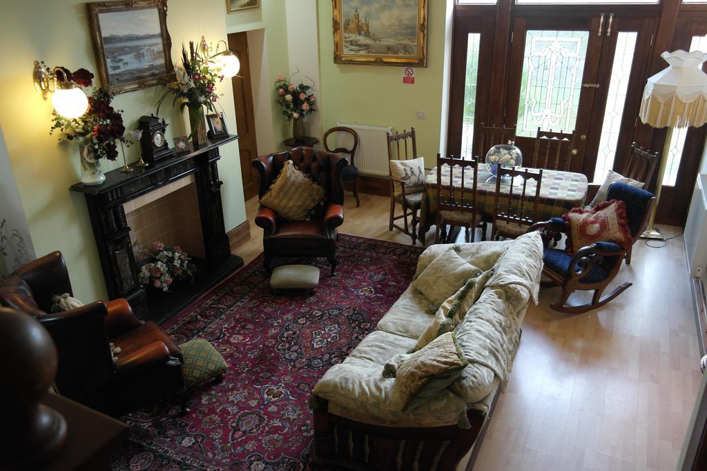 Hotel Little Red Rooster Rest Tenby Esterno foto