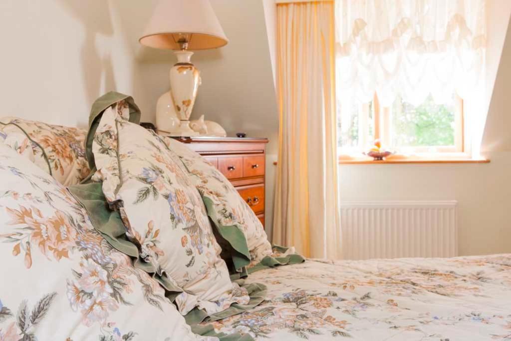 Hotel Little Red Rooster Rest Tenby Esterno foto