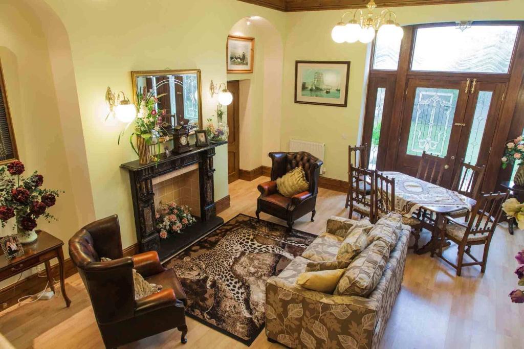 Hotel Little Red Rooster Rest Tenby Esterno foto