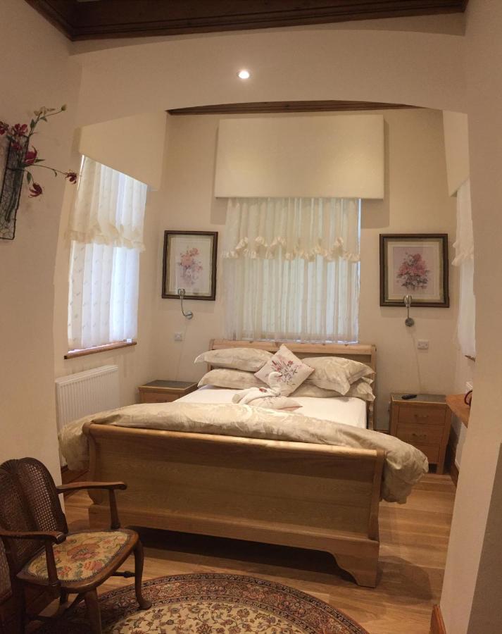 Hotel Little Red Rooster Rest Tenby Esterno foto